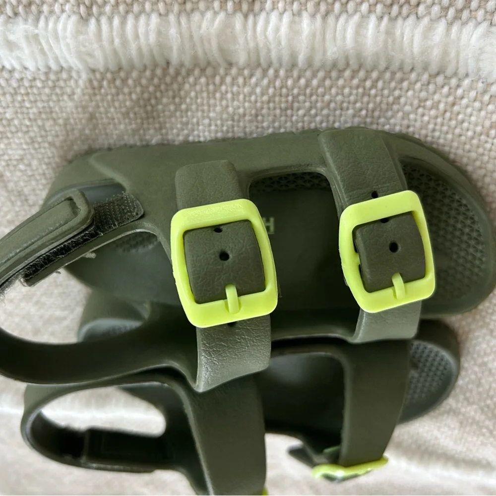Hush Puppies Kids Green Sandals with Bright Buckles Sz 7